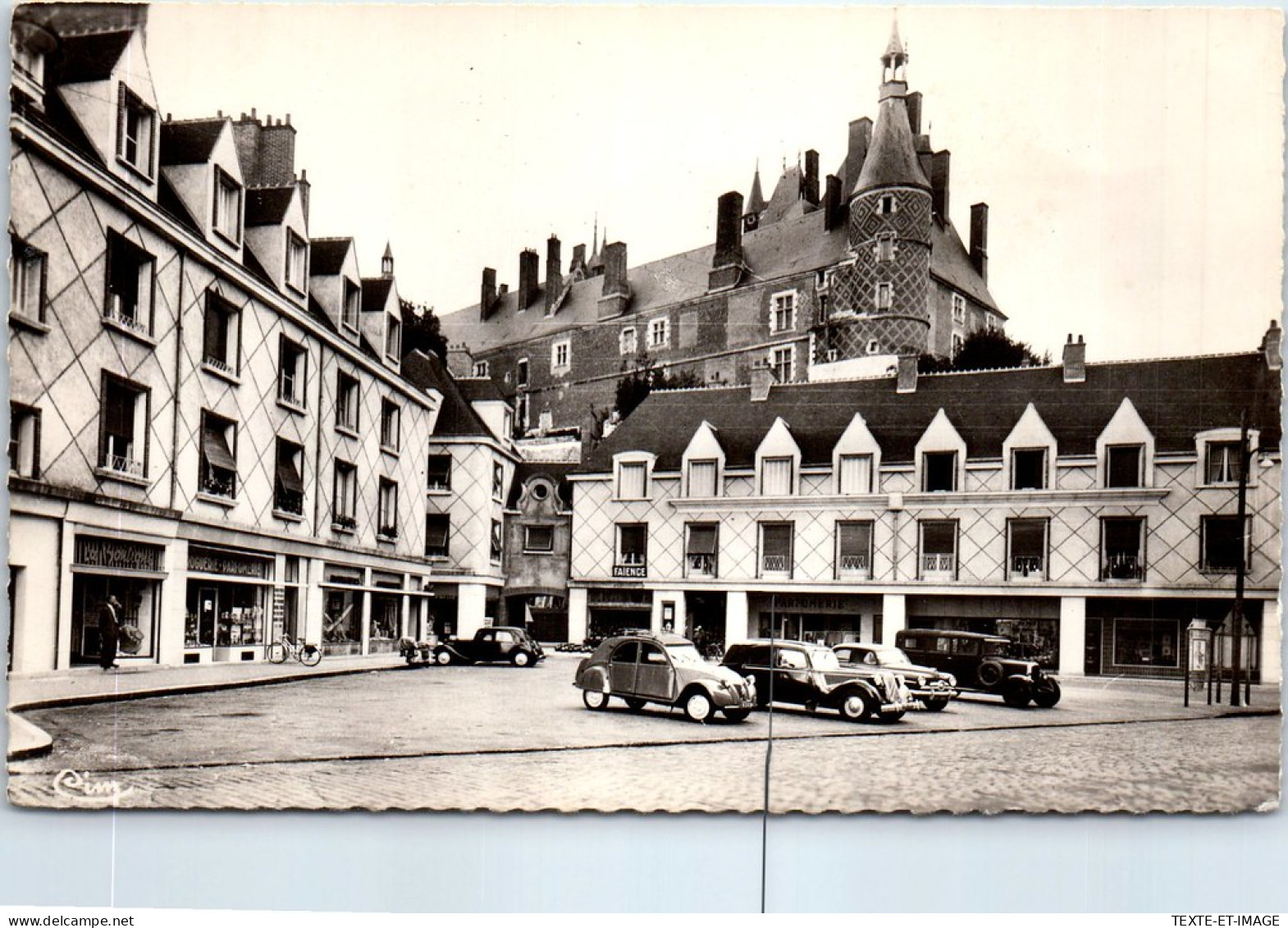 45 GIEN - La Place Du Marechal Joffre. - Gien