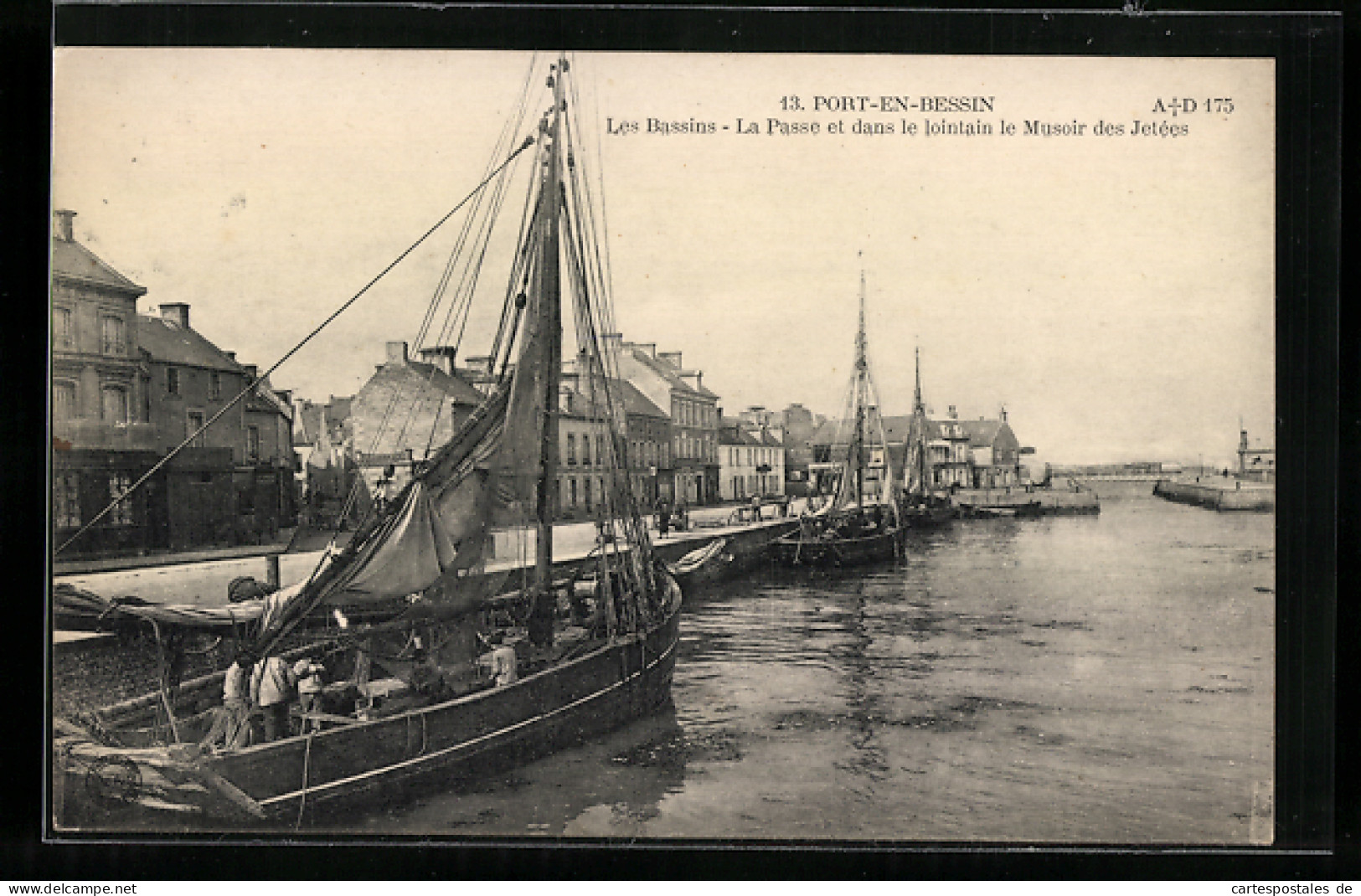 CPA Port-en-Bessin, Les Bassins, La Passe Et Dans Le Lointain Le Musoir Des Jetees  - Autres & Non Classés