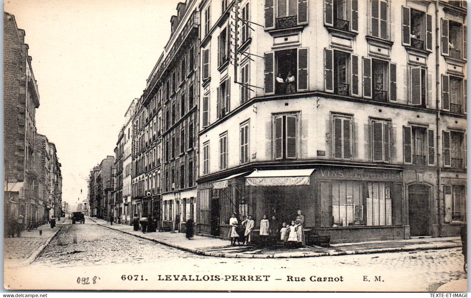 92 LEVALLOIS PERRET - La Rue Carnot A L'angle  - Levallois Perret