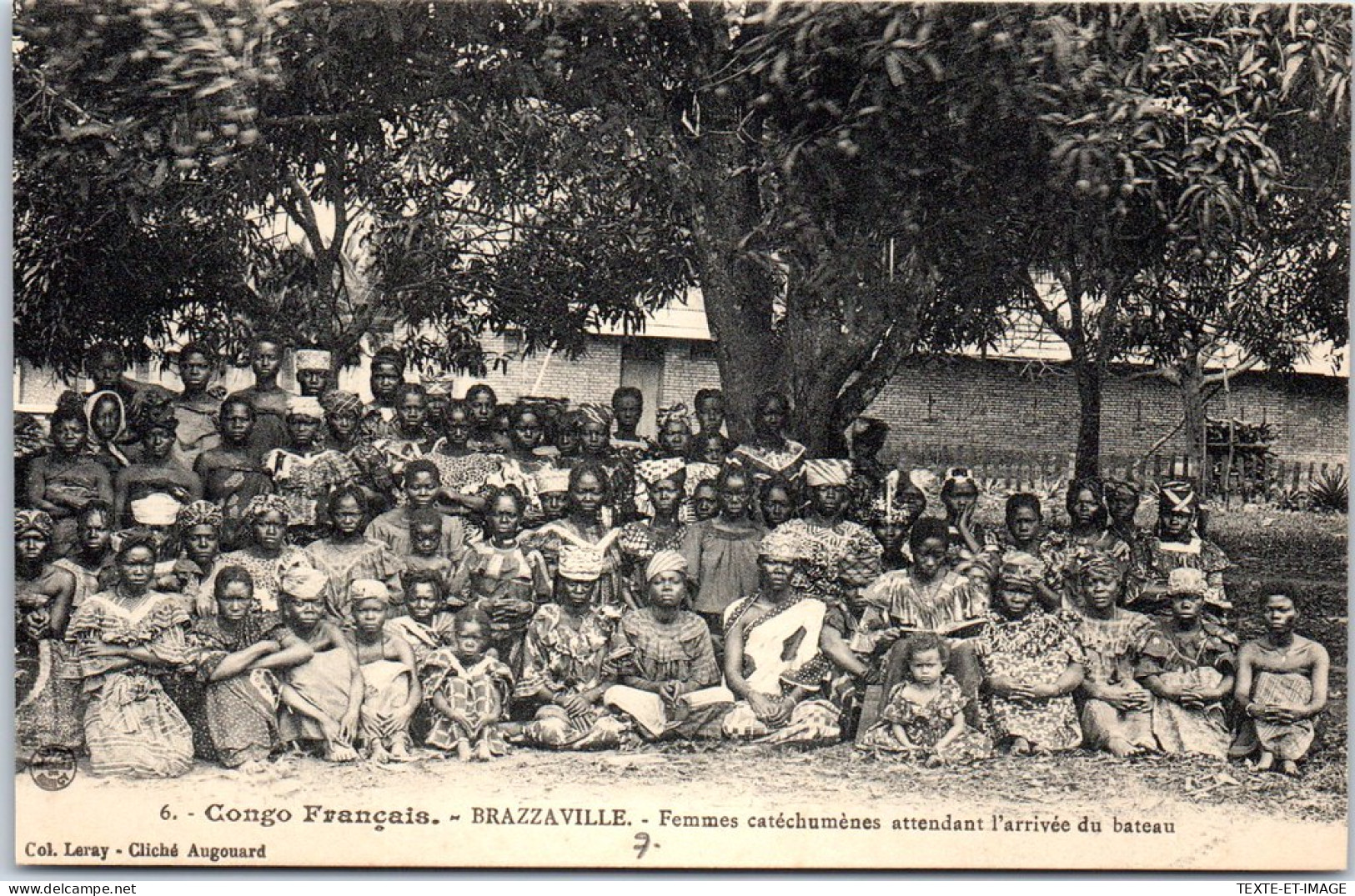 CONGO - BRAZZAVILLE - Femmes Attendant L'arrivee Du Bateau  - Congo Français