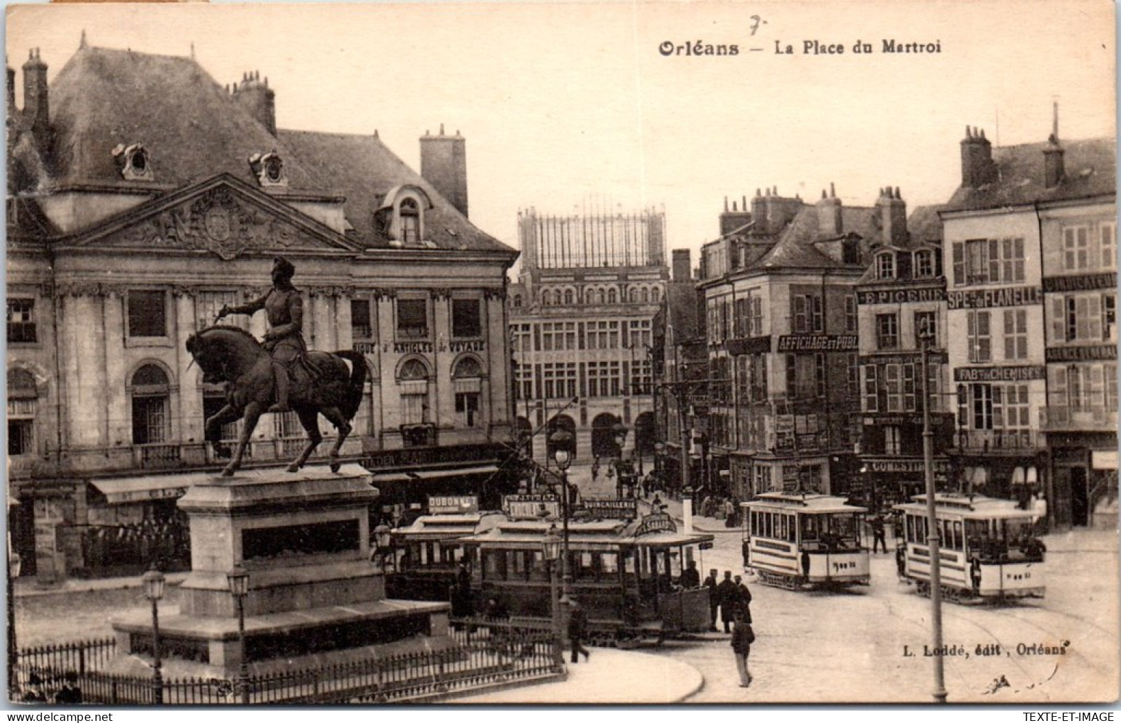 45 ORLEANS - Tramways Sur La Place Du Martroy  - Orleans