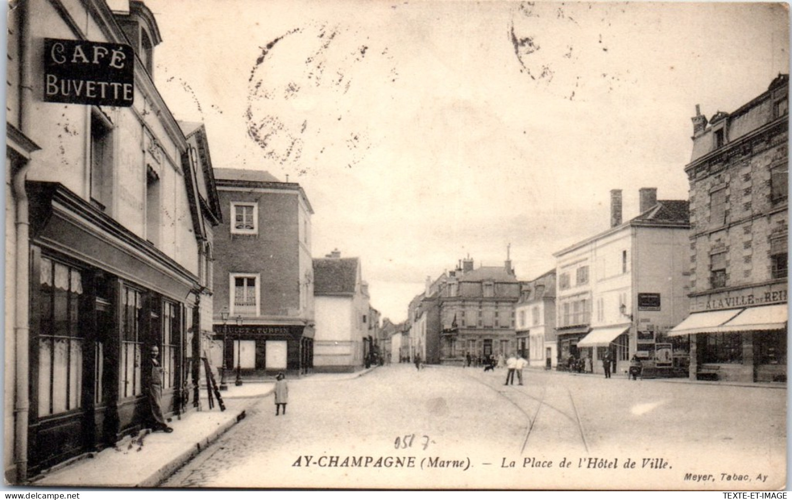 51 AY CHAMPAGNE - La Place De L'hotel De Ville. - Ay En Champagne