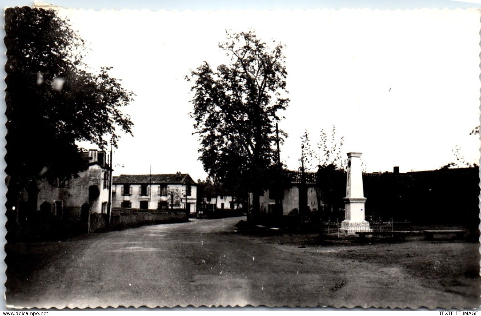 32 CAHUZAC - Le Centre Du Village  - Autres & Non Classés