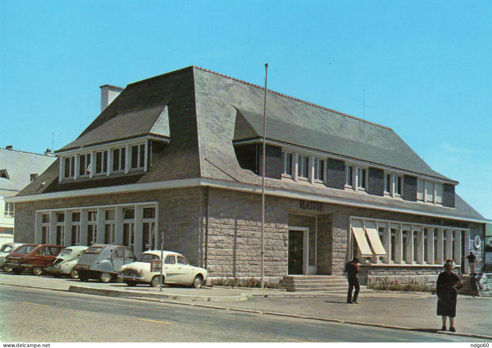 Trégunc - La Mairie ( Voitures Années 70 , Dauphine, 2CV, R16 , Renault 4) - Trégunc