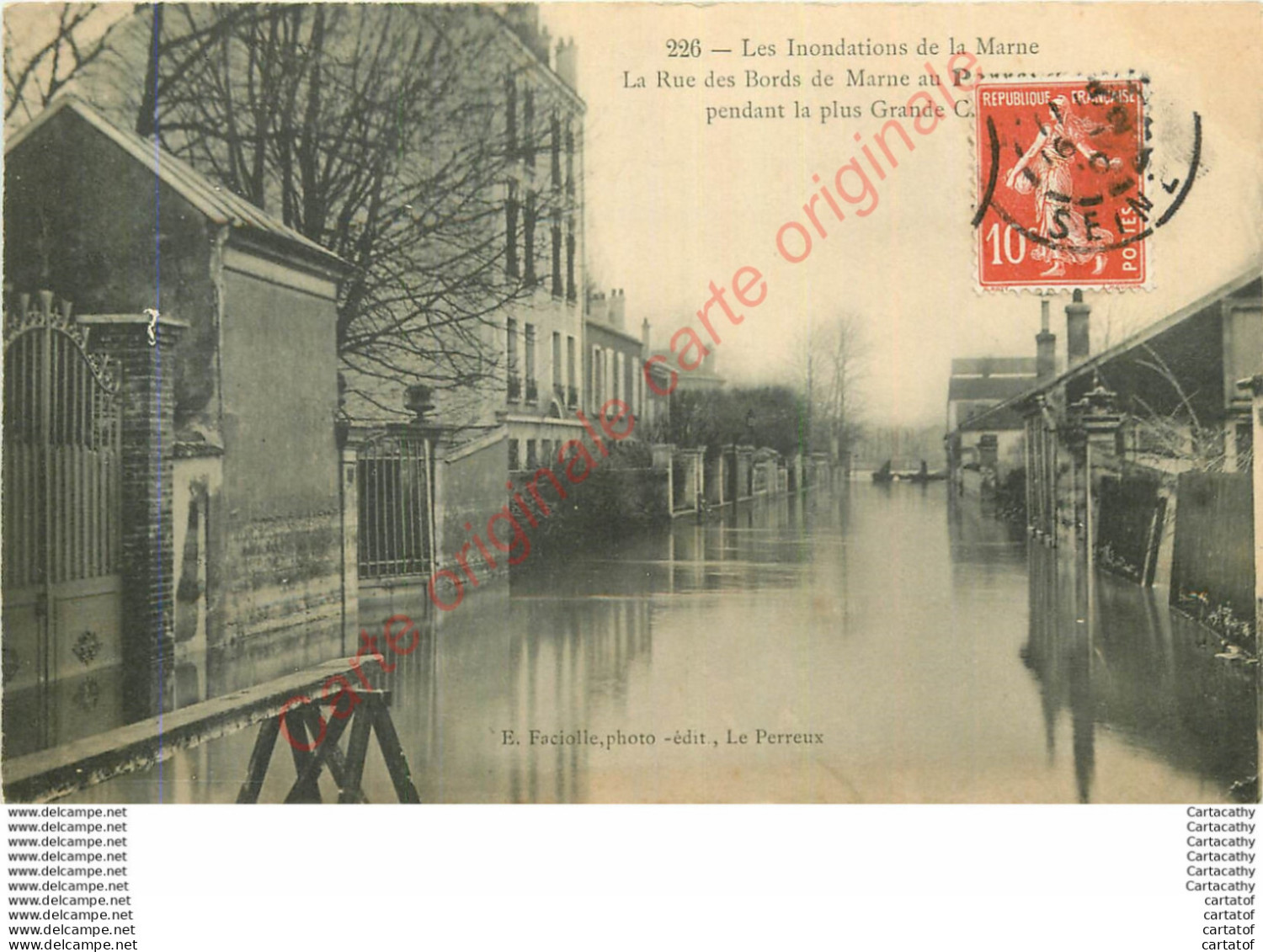 94.  La Rue Des Bords De Marne Au PERREUX Pendant La Plus Grande Crue . Les Inondations De La Marne . - Le Perreux Sur Marne