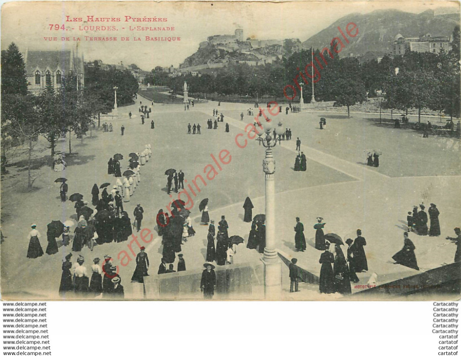 65.  LOURDES .  L'Esplanade Vue De La Terrasse De La Basilique .  CPA LABOUCHE FRERES TOULOUSE . - Lourdes