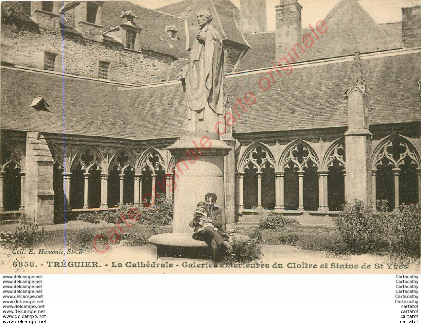 22.  Cathédrale De TREGUIER . Galeries Extérieures Du Cloitre Et Statue De St-Yves . - Tréguier