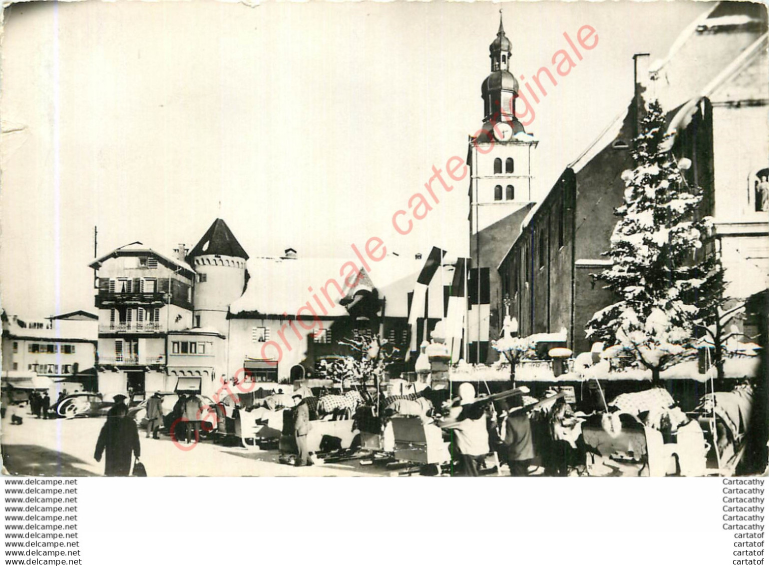 74.  MEGEVE .  La Place De L'Eglise . Départ Des Traineaux . - Megève