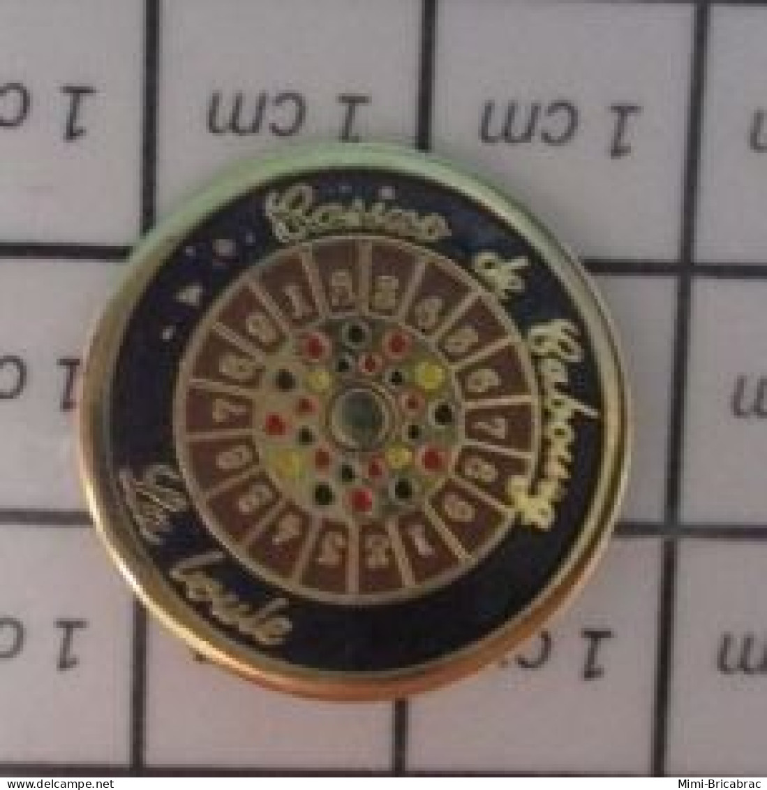 1818c  Pin's Pins / Beau Et Rare / THEME : JEUX / CASINO DE CABOURG LA BOULE Version Noire - Giochi