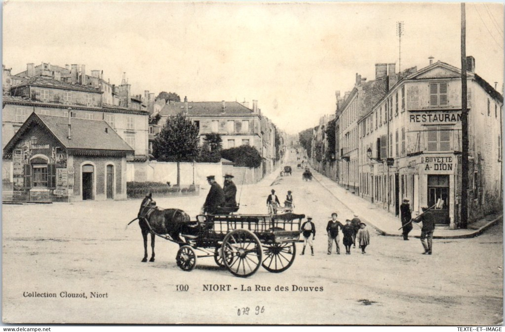 79 NIORT - La Rue Des Douves. - Niort