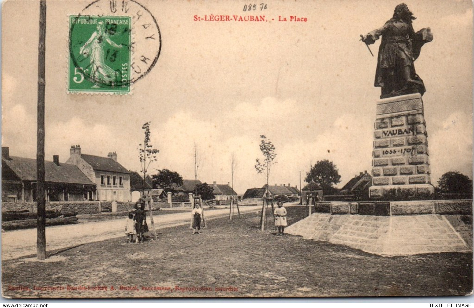 89 SAINT LEGER VAUBAN - La Place Du Village, Statue De Vauban  - Autres & Non Classés