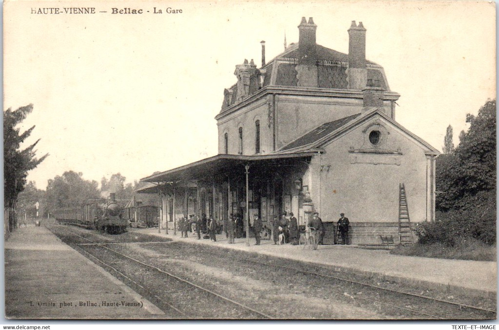 87 BELLAC - Vue De L'interieur De La Gare, Arrivee D'un Train  - Bellac