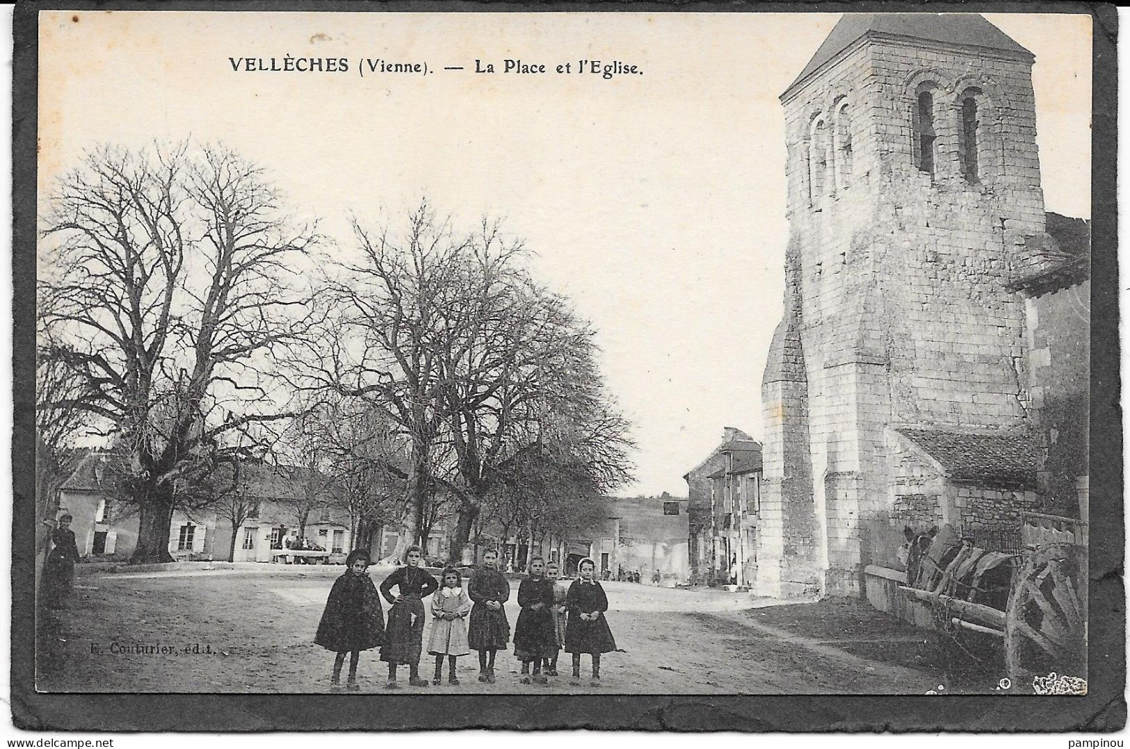 86 - VELLECHES - Place Et église - Animée - Autres & Non Classés