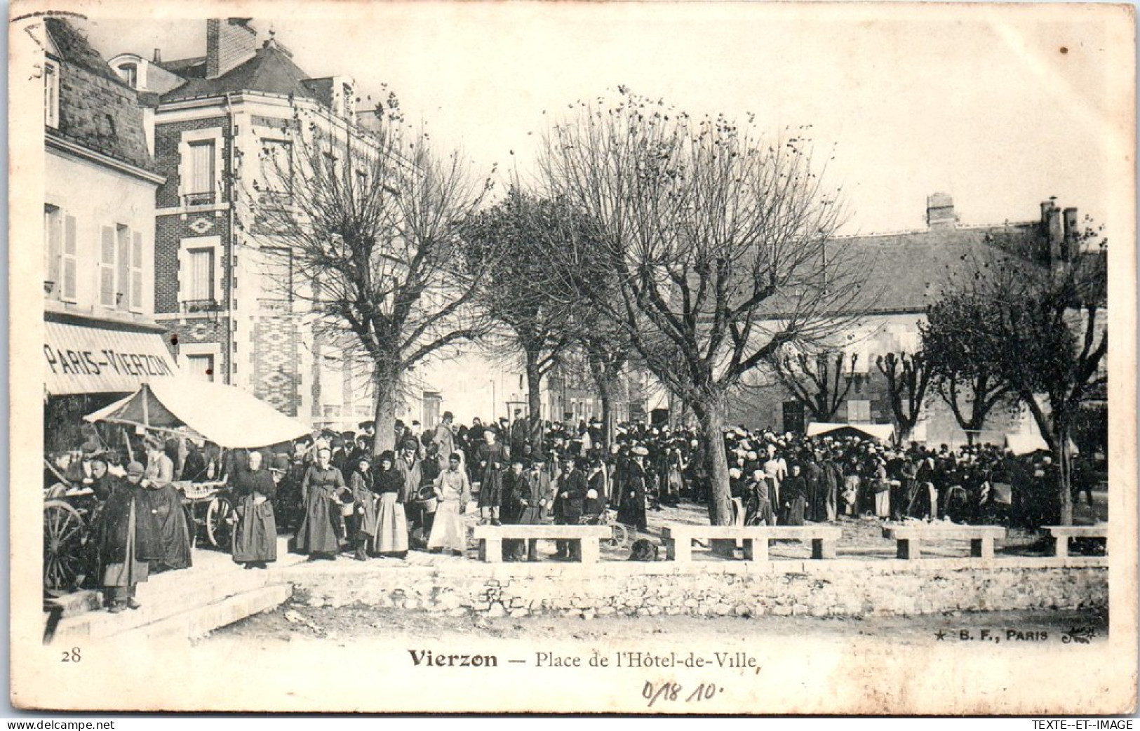 18 VIERZON - La Place De L'hotel De Ville (marche) - Vierzon