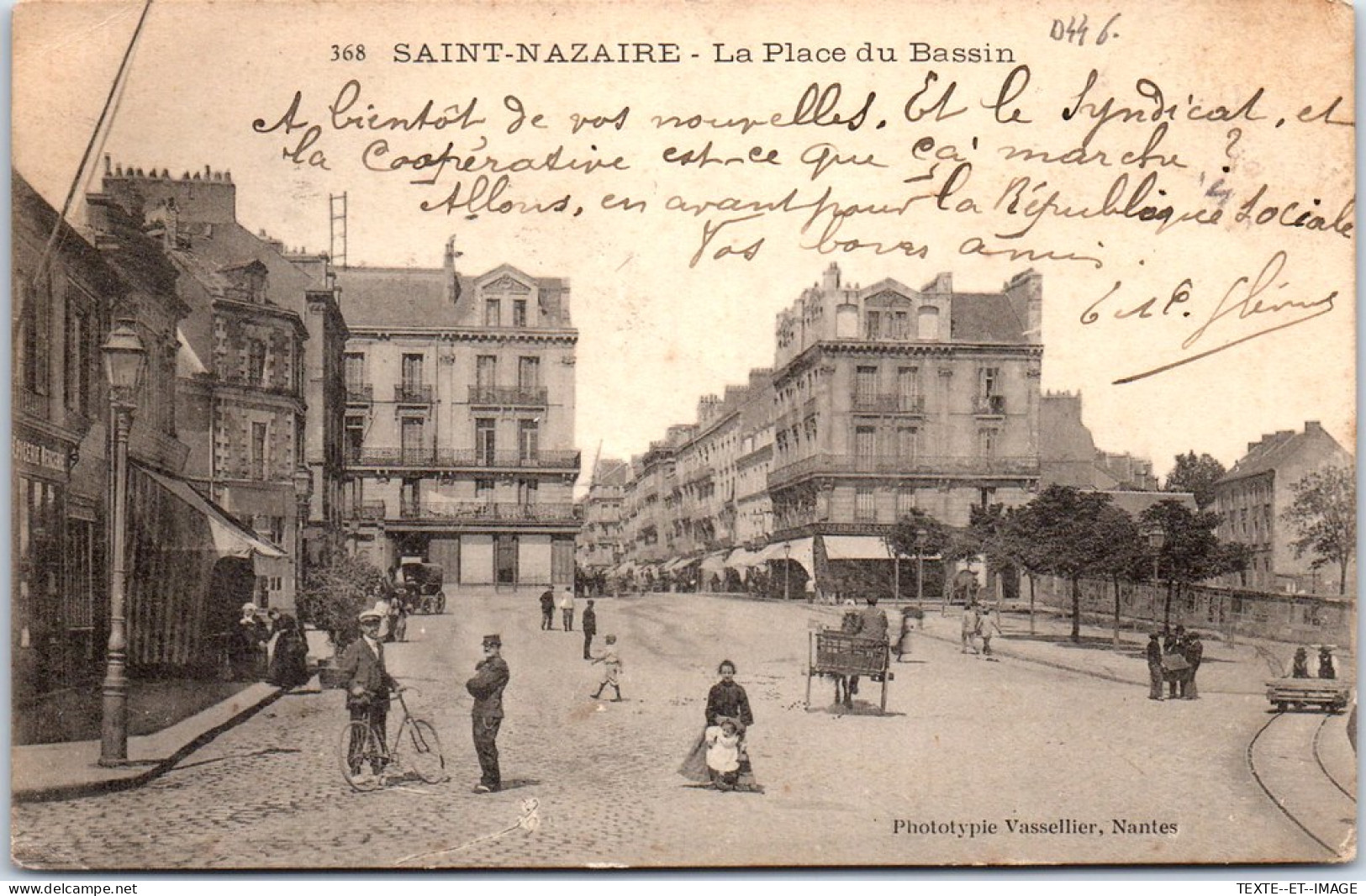 44 SAINT NAZAIRE - La Place Du Bassin. - Saint Nazaire