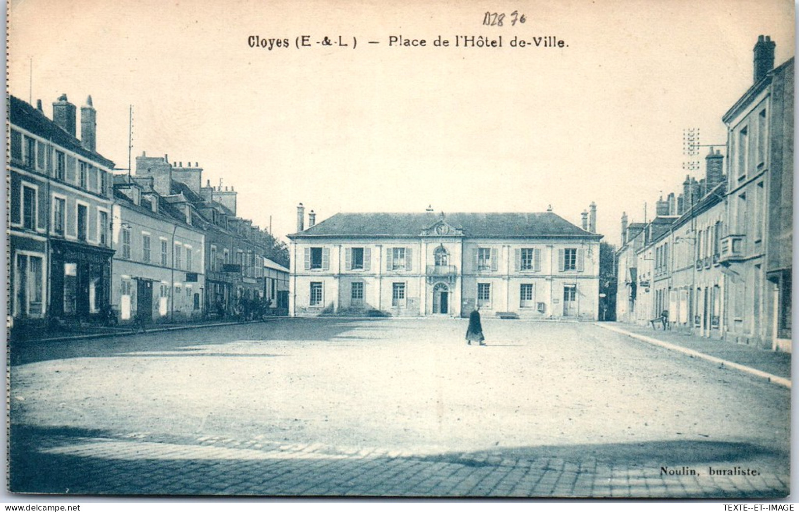 28 CLOYES - La Place De L'hotel De Ville. - Cloyes-sur-le-Loir