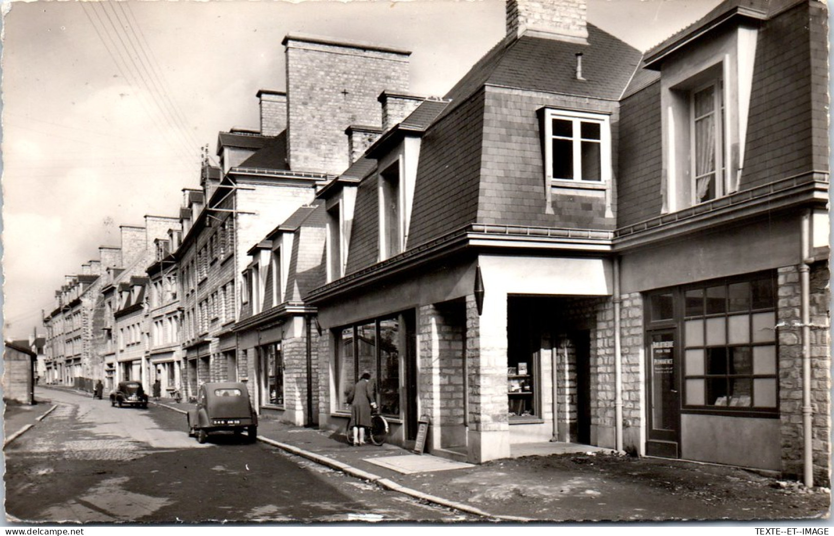 50 VALOGNES - La Rue De L'eglise. - Valognes