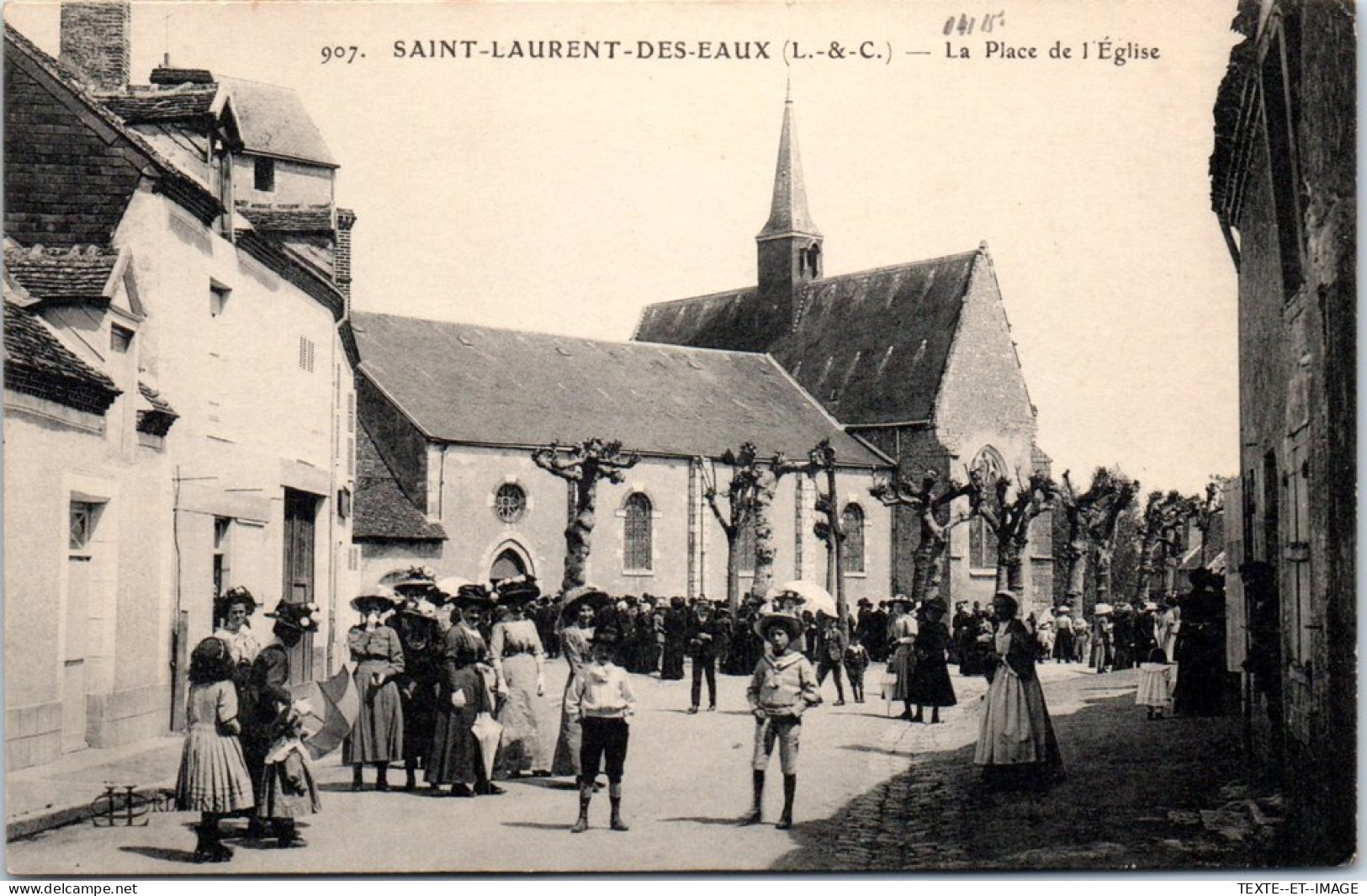 41 SAINT LAURENT DES EAUX -- La Place De L'eglise (belle Animation) - Autres & Non Classés