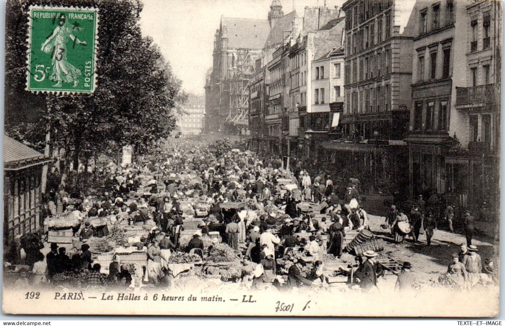 75001 PARIS - La Foule Aux Halles A 6 Heures Du Matin  - Paris (01)