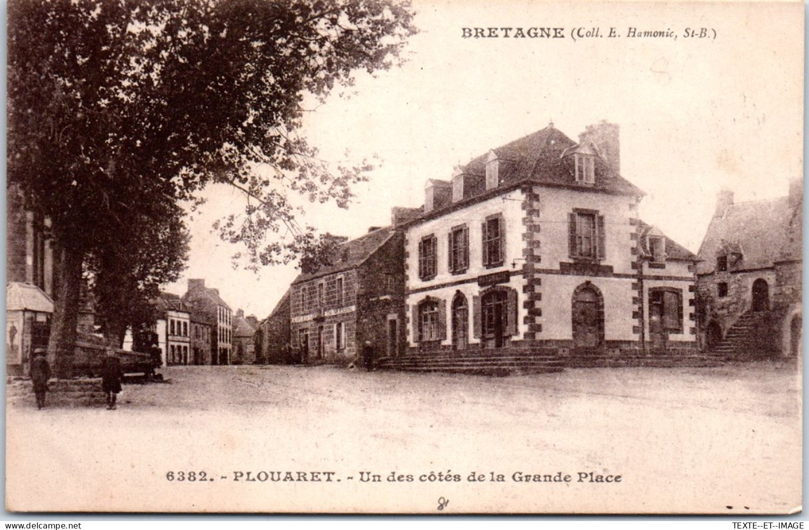 22 PLOUARET - Un Des Cotes De La Grande Place  - Plouaret