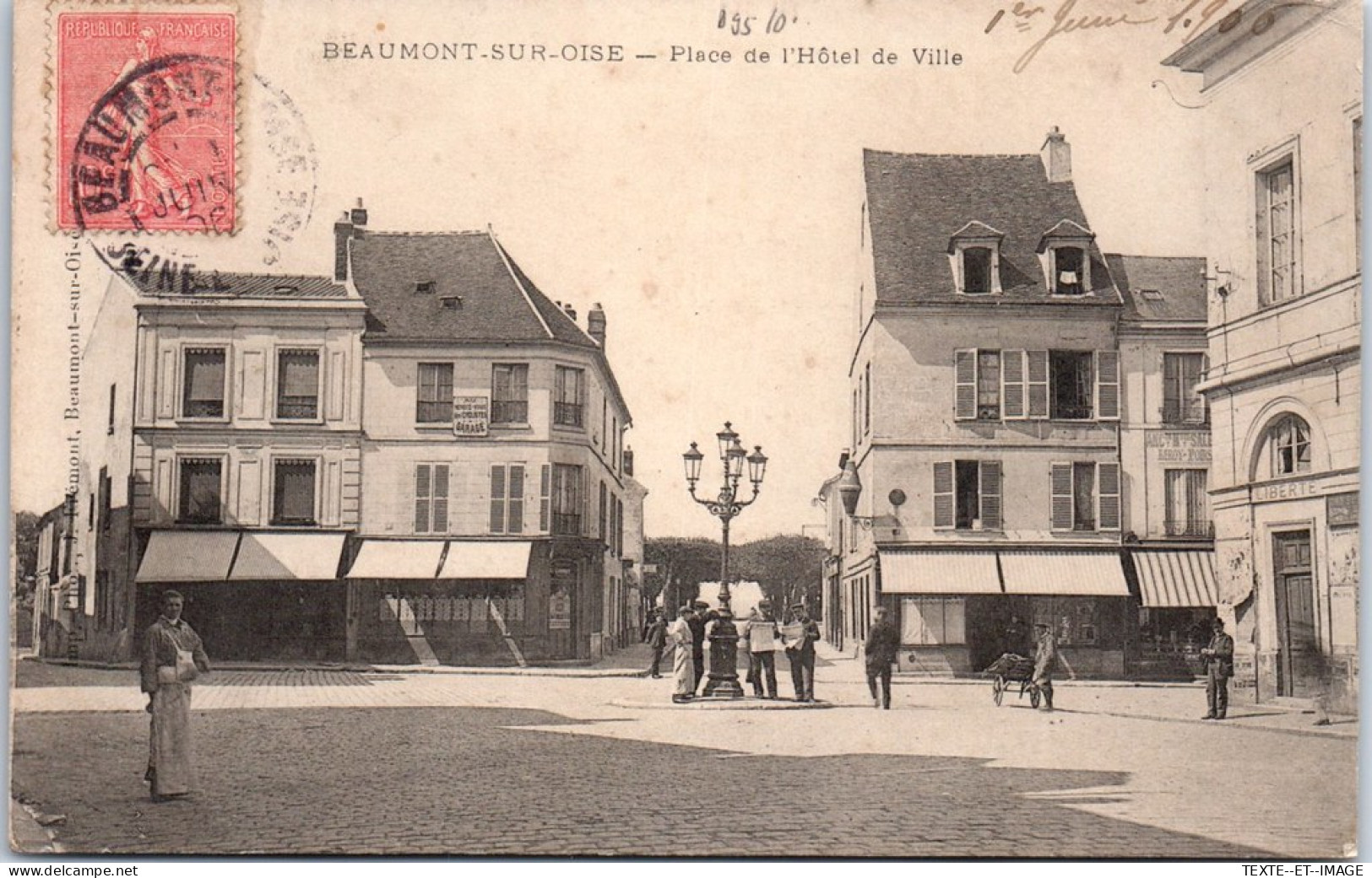 95 BEAUMONT SUR OISE - La Place De L'hotel De Ville. - Beaumont Sur Oise