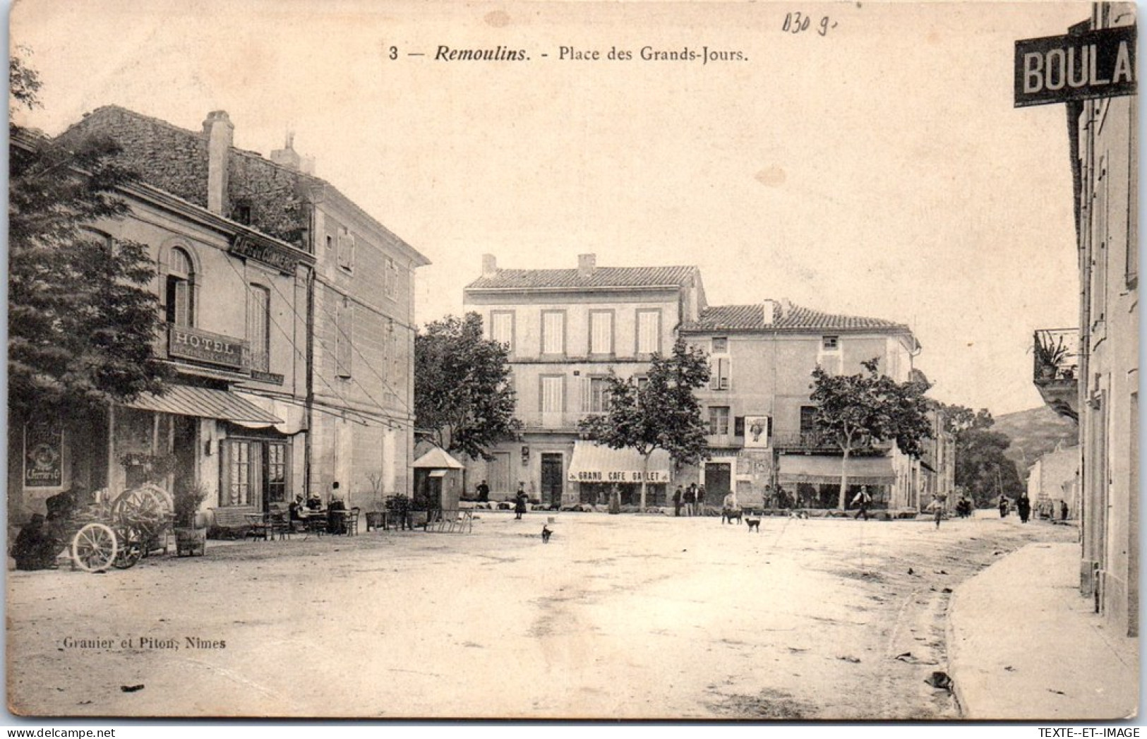 30 REMOULINS - Vue De La Place Des Grands Jours. - Other & Unclassified