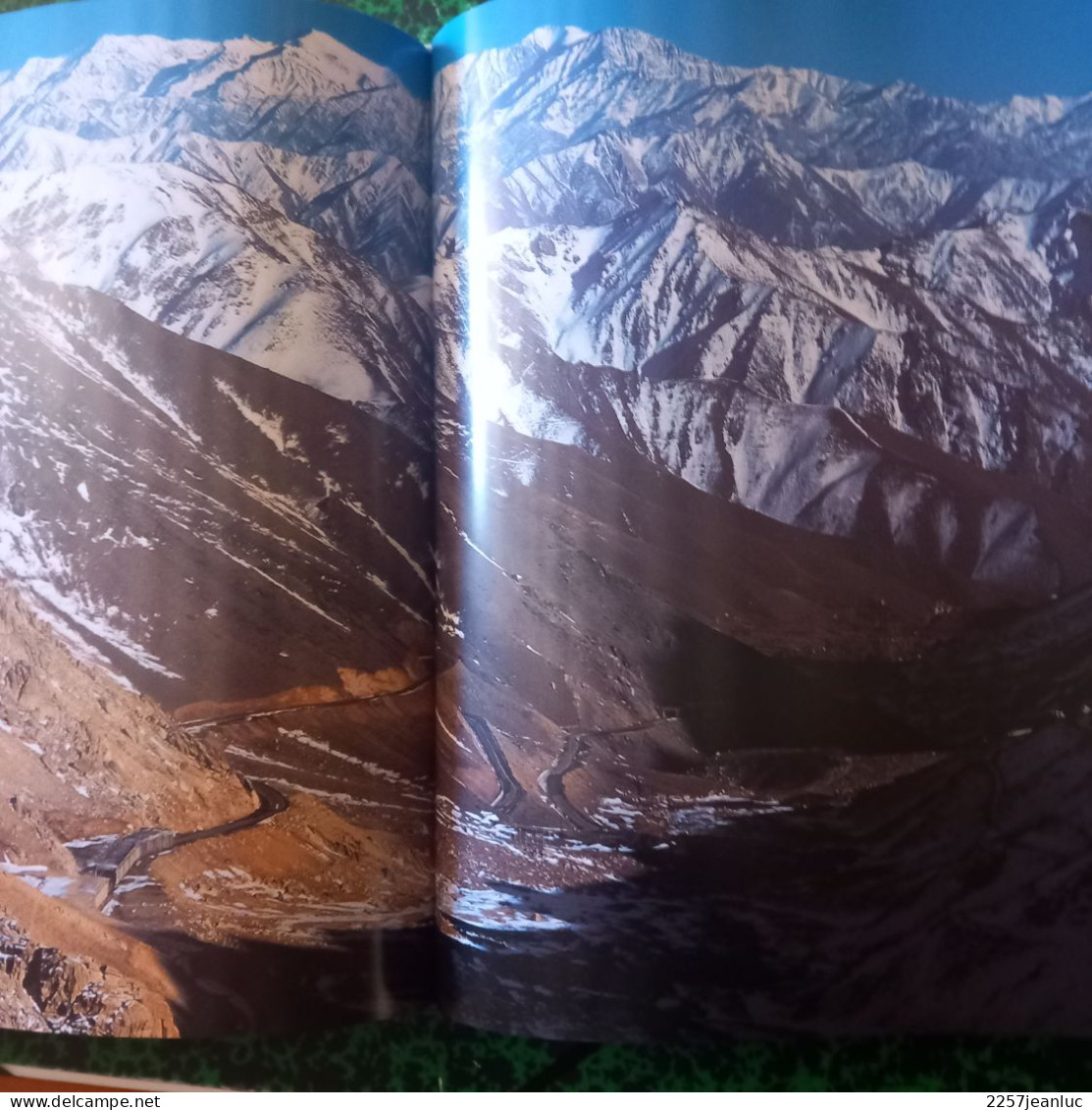 Montagnes du Monde Geo Editions Solar  2003 Beau livre de 207 pages avec reliure en  parfait état