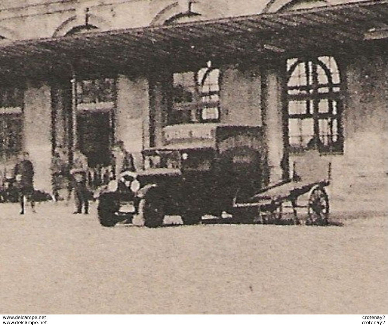 51 REIMS N°627 La Gare Autos Anciennes VOIR ZOOM Camionnette De Livraison De L'Hôtel Crystal éditeur Jacques Fréville - Reims