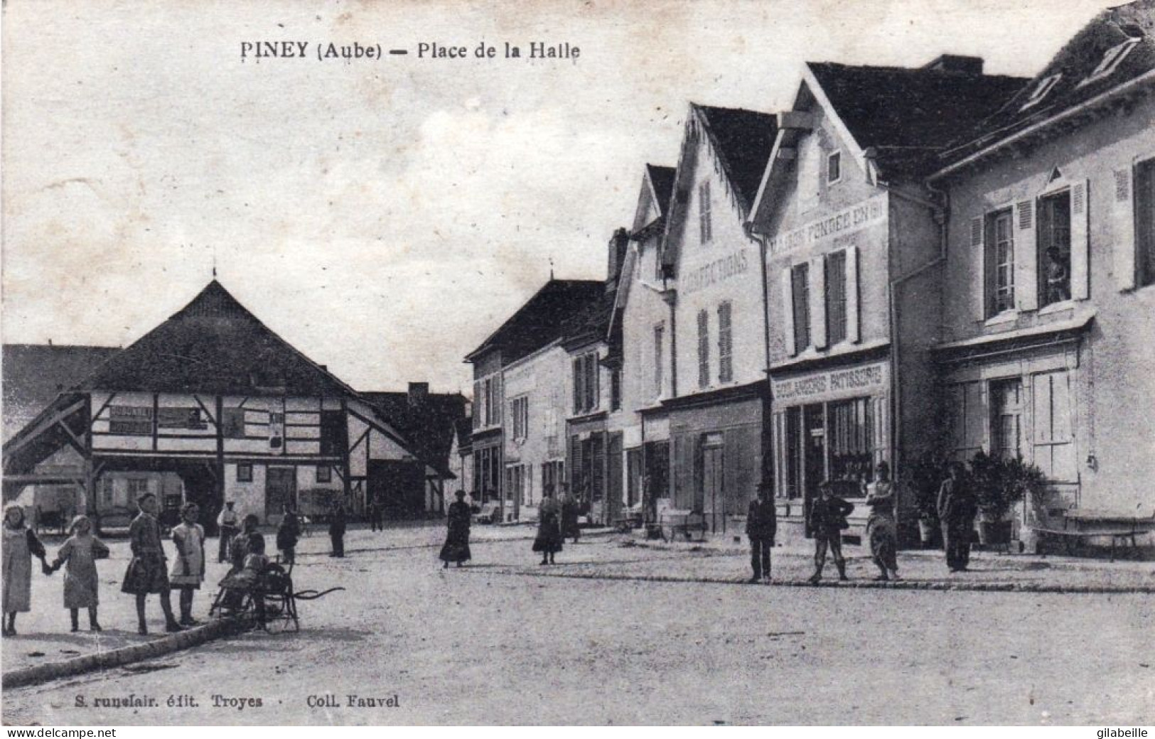 10 - Aube - PINEY - Place De La Halle - Autres & Non Classés