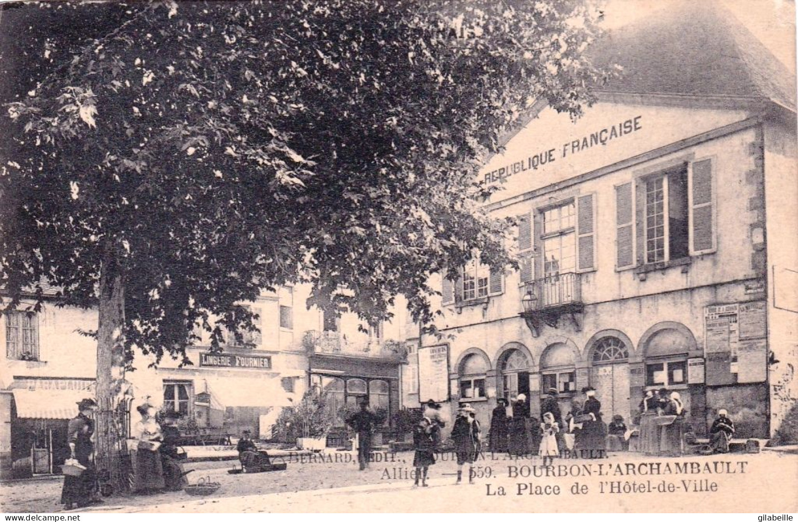 03 - Allier - BOURBON L ARCHAMBAULT - La Place De L Hotel De Ville - Bourbon L'Archambault