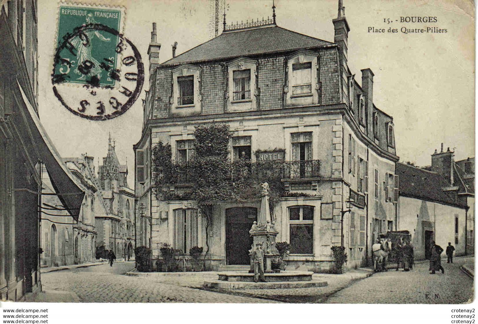 18 BOURGES N°15 Place Des Quatre Piliers En 1909 ? Hôtel Bel Attelage Chevaux Animée E.N - Bourges