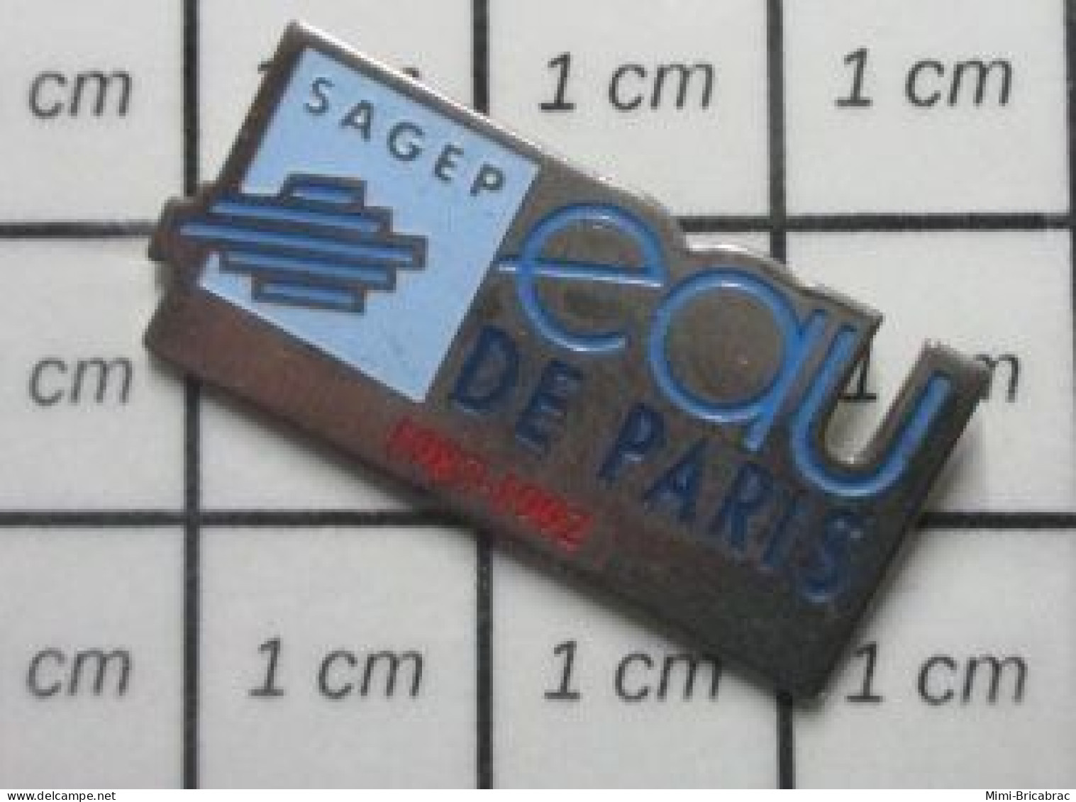 1818c Pin's Pins / Beau Et Rare / MARQUES / SAGEP EAU DE PARIS 1987 1992 Et Un Peu De Vin En Pots Aussi ? - Trademarks