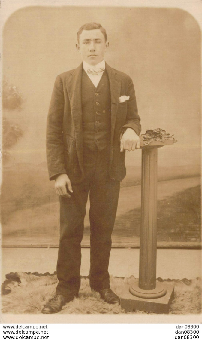 CARTE PHOTO NON IDENTIFIEE REPRESENTANT UN HOMME EN COSTUME POSANT DANS UN STUDIO - Te Identificeren