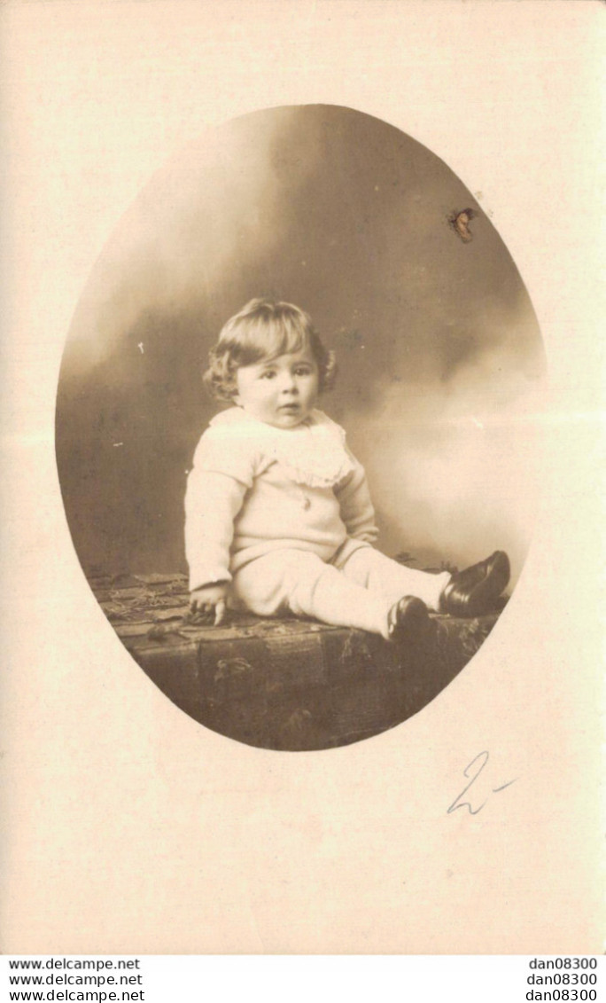 CARTE PHOTO NON IDENTIFIEE REPRESENTANT UN TRES JEUNE ENFANT ASSIS - Te Identificeren