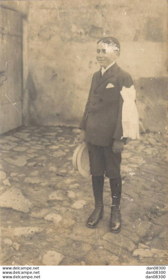 CARTE PHOTO NON IDENTIFIEE REPRESENTANT UNE JEUNE COMMUNIANT - To Identify