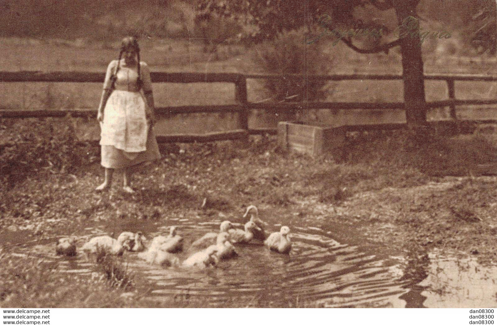 JEUNE FILLE GARDIENNE DE CANARDS SURVEILLE LEUR BAIN CARTE DE JOYEUSES PAQUES - Veeteelt