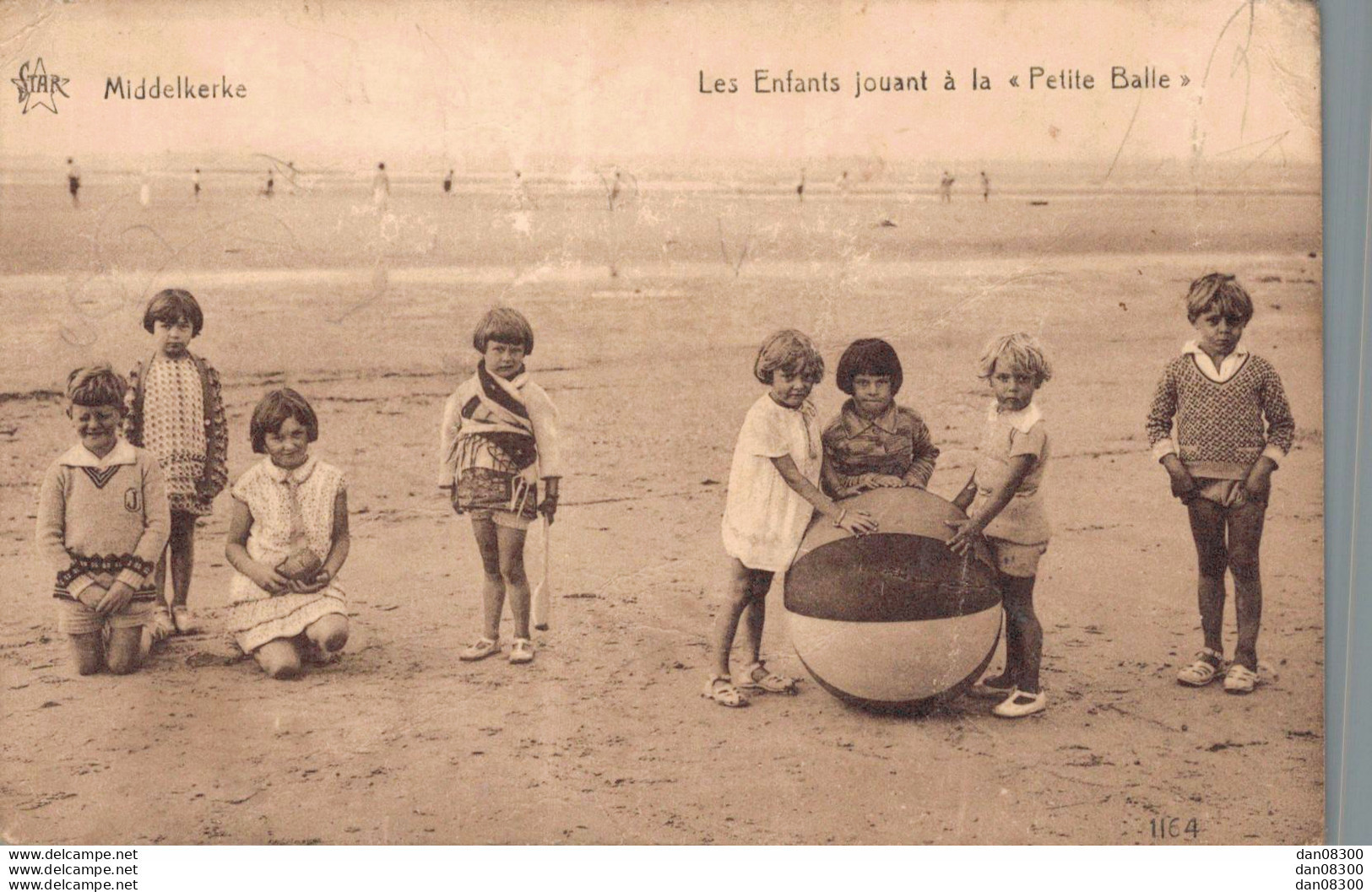 BELGIQUE MIDDELKERKE LES ENFANTS JOUANT A LA PETITE BALLE DES ENFANTS AVEC UN ENORME BALLON - Middelkerke