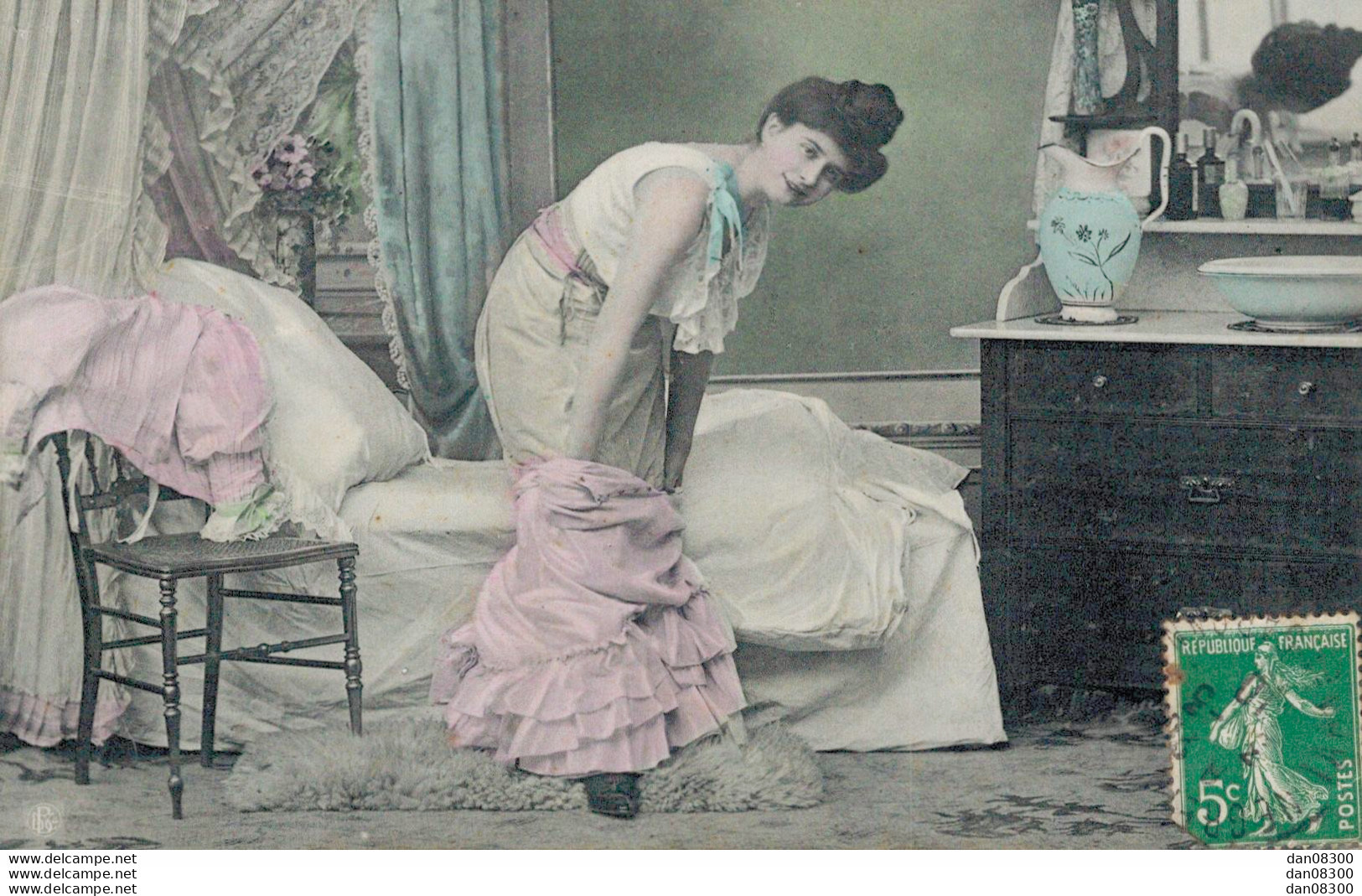 CARTE SANS LEGENDE FEMME DANS SA CHAMBRE QUI RETIRE SA ROBE - Vrouwen