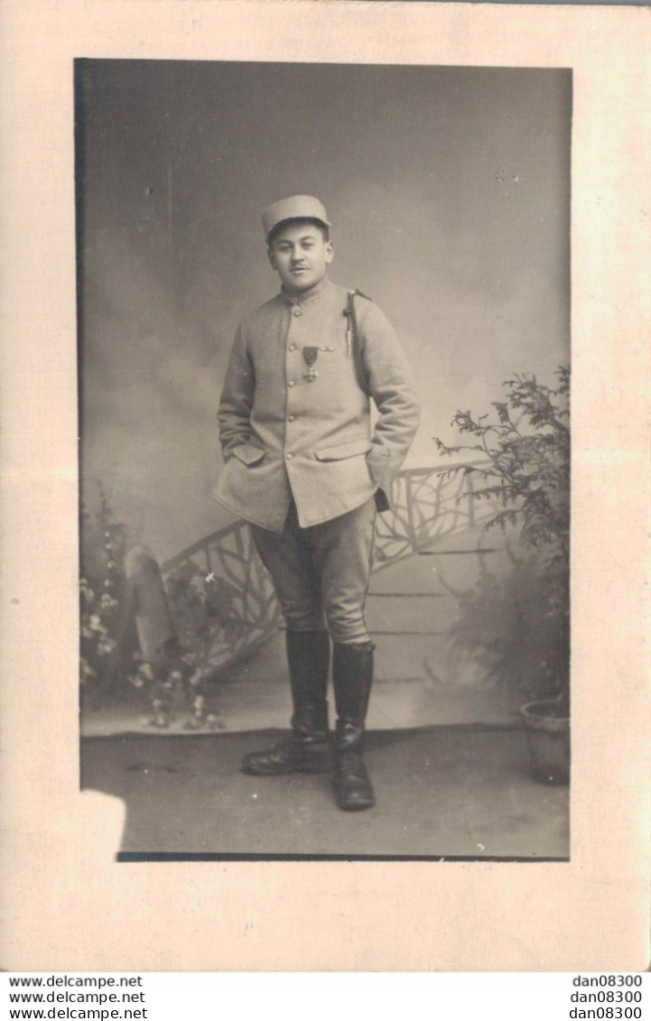 CARTE PHOTO NON IDENTIFIEE REPRESENTANT UN SOLDAT MEDAILLE POSANT EN STUDIO - To Identify