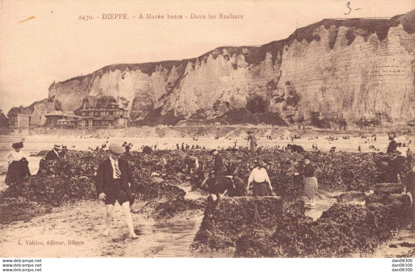 76 DIEPPE A MAREE BASSE DANS LES ROCHERS - Dieppe