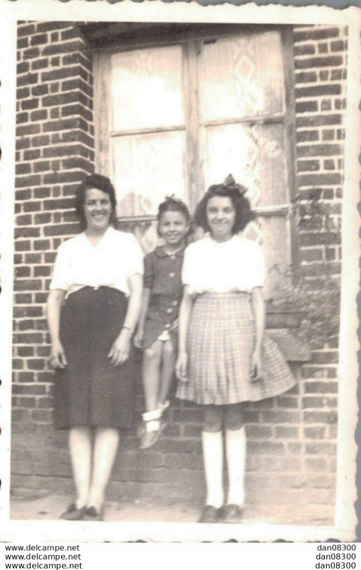 PHOTO DE 6 X 8.5 CMS UNE FEMME ET DEUX FILLETTES - Anonieme Personen