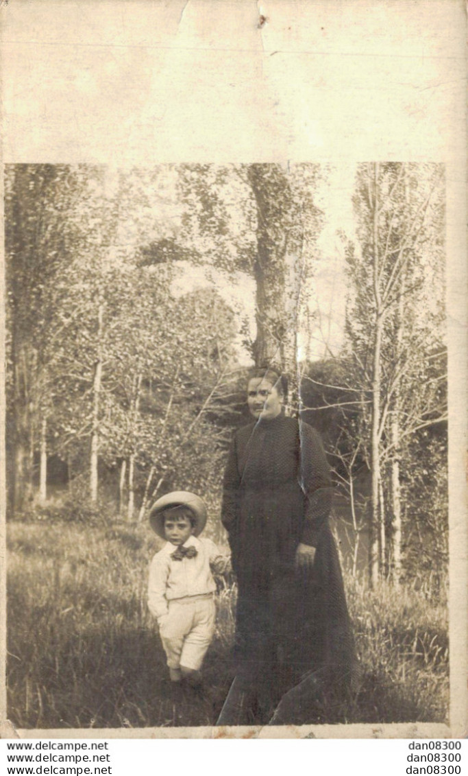 CARTE PHOTO NON IDENTIFIEE REPRESENTANT UNE FEMME ET UN ENFANT - Te Identificeren