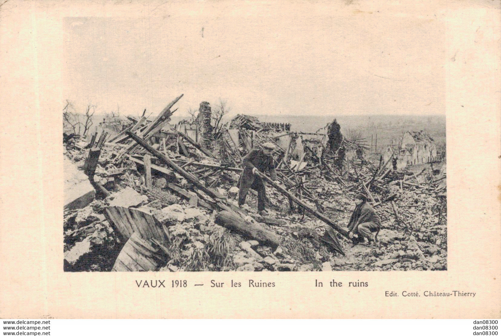 02 VAUX 1918 SUR LES RUINES - War 1914-18