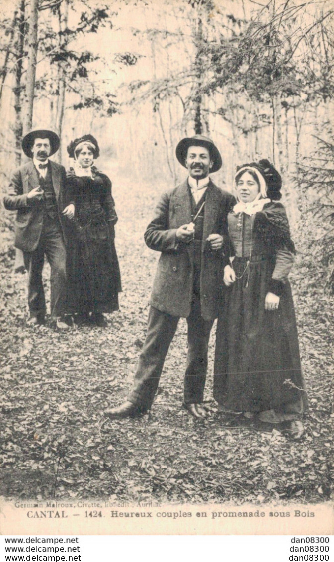 15 CANTAL HEUREUX COUPLES EN PROMENADE SOUS BOIS - Personen