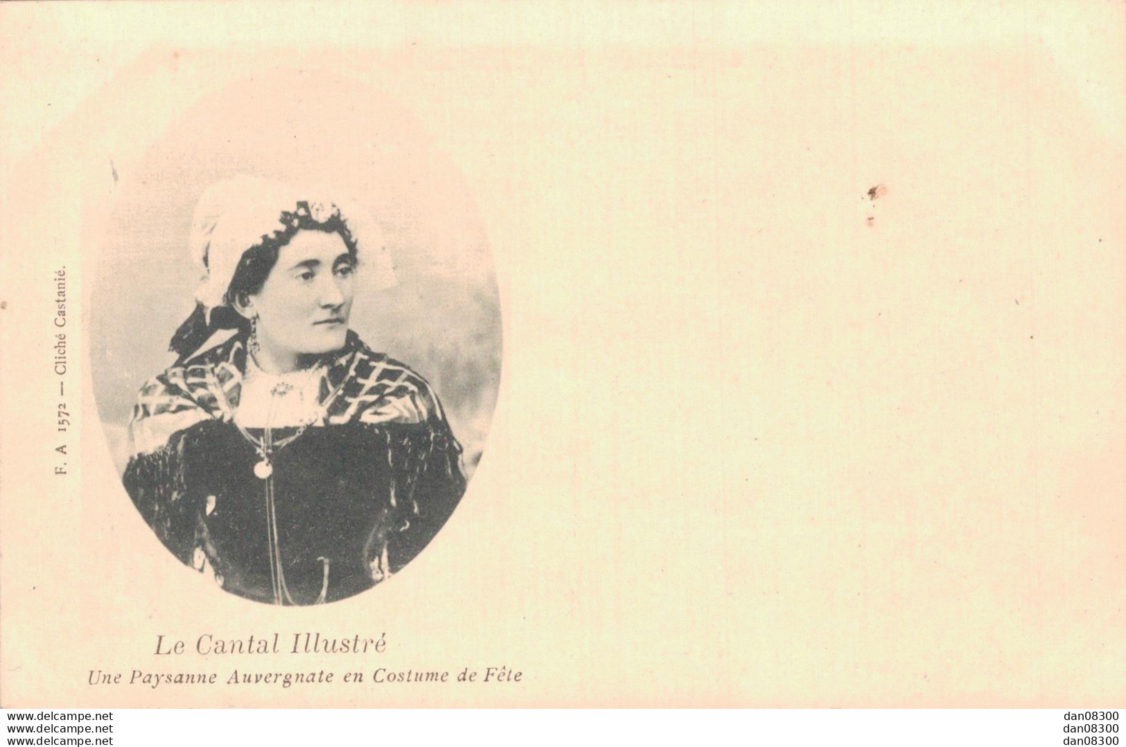 15 LE CANTAL ILLUSTRE UNE PAYSANNE AUVERGNATE EN COSTUME DE FETE - Costumes