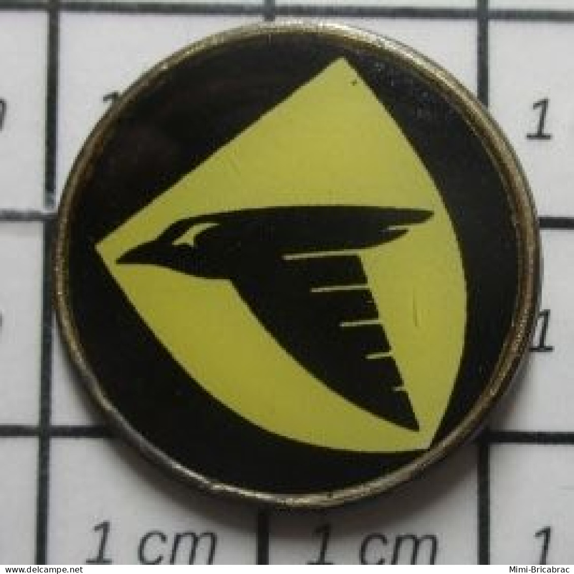 1818c Pin's Pins / Beau Et Rare / THEME ANIMAUX / INSIGNE CORBEAU OISEAU NOIR ça Me Rappelle Qq Chose Mais Quoi ? - Animali