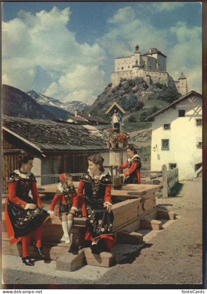 11318362 Schuls GR Schloss Tarsp Brunnen Kind Maedchen Tracht Scuol - Andere & Zonder Classificatie