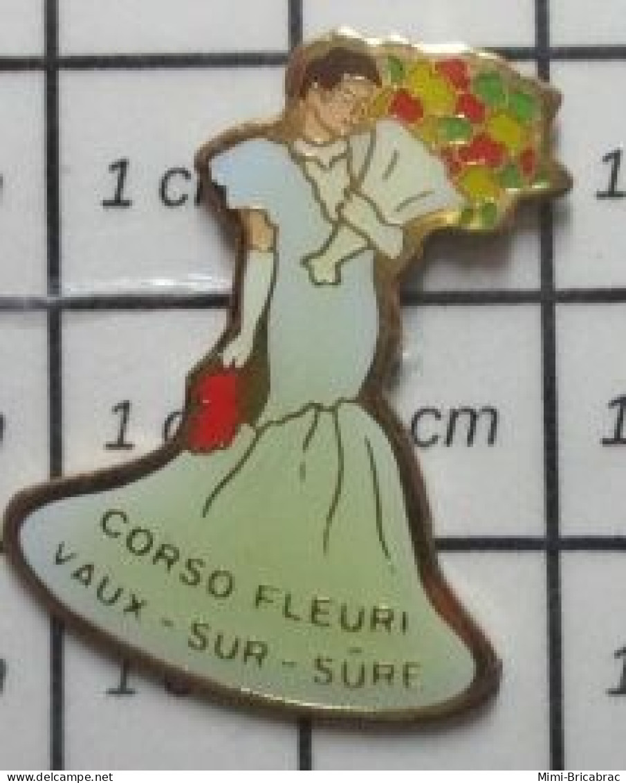 810G Pin's Pins / Beau Et Rare /  VILLES / BELGIQUE CORSO FLEURI VAUX SUR SURE FEMME ET BOUQUET - Cities