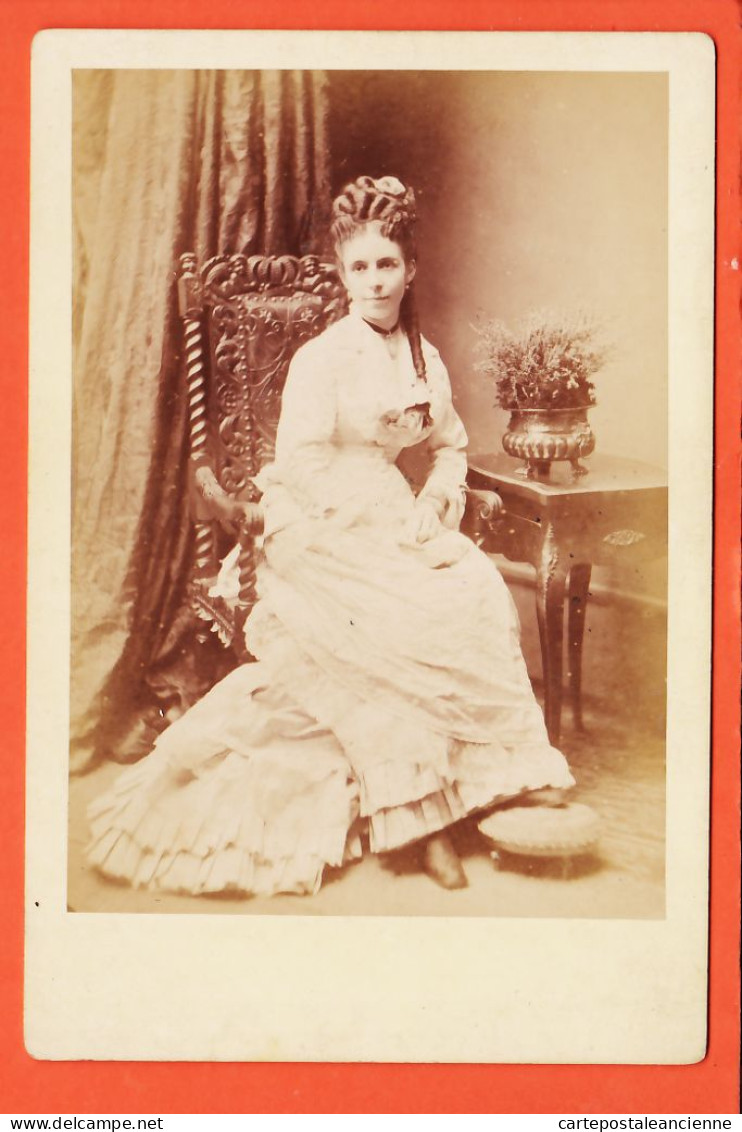 31187 / Jeune Femme (1) Elegante Assise Longue Robe Mode 1890s ● Photographie XIXem Dim 10,5x16cm - Persone Anonimi