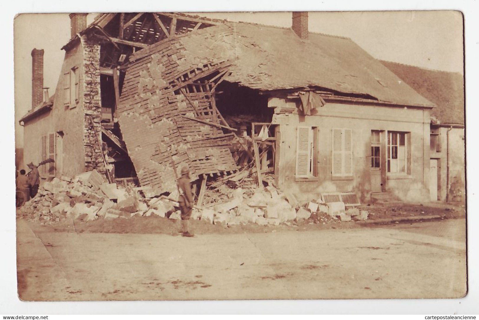 31449 / Possible Avenue Gare 02-Mont-Notre-Dame Carte-Photo Guerre 1914 Ruine Maison Bombardée Soldat Français Gardant  - Oorlog 1914-18